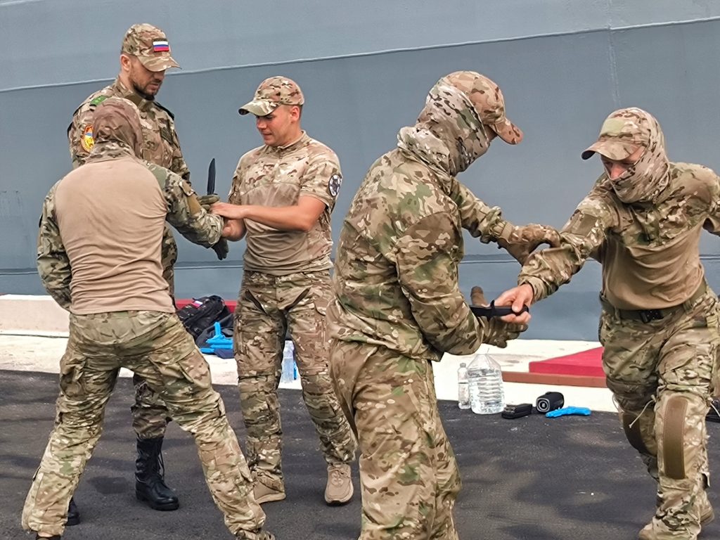 Мастер-класс по самообороне для экипажей российских военных кораблей